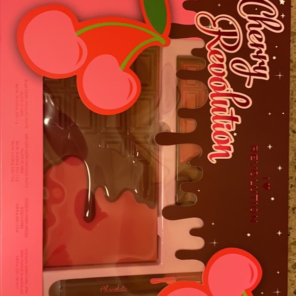 I heart makeup revolution cherry make up set - Picture 1 of 2